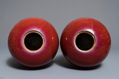 Une paire de pots couverts en porcelaine de Chine sang de boeuf, 19&egrave;me