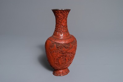 Un vase et une bo&icirc;te couverte de forme ronde en laque rouge, Chine, 19/20&egrave;me