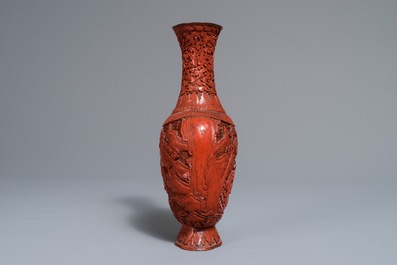 Un vase et une bo&icirc;te couverte de forme ronde en laque rouge, Chine, 19/20&egrave;me