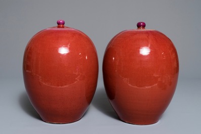 Une paire de pots couverts en porcelaine de Chine sang de boeuf, 19&egrave;me
