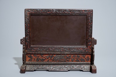 A Chinese red and black cinnabar lacquer table screen with figures, 19/20th C.