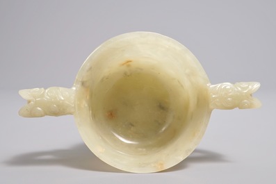 Een Chinese jade kop met drakenoren, 19e eeuw