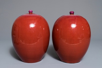 Une paire de pots couverts en porcelaine de Chine sang de boeuf, 19&egrave;me