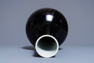 Un vase de forme bouteille en porcelaine de Chine noire monochrome, marque de Kangxi, 19&egrave;me