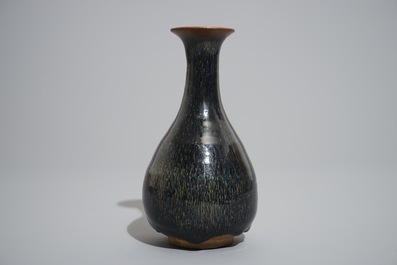 Un vase Jianyao de forme yuhuchunping de type "fourrure de li&egrave;vre", Song ou apr&egrave;s