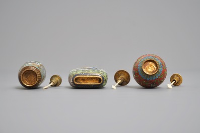 Three Chinese cloisonn&eacute; snuff bottles, 19/20th C.