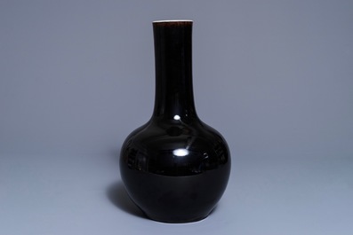 Un vase de forme bouteille en porcelaine de Chine noire monochrome, marque de Kangxi, 19&egrave;me