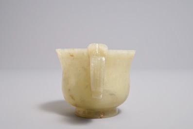 Een Chinese jade kop met drakenoren, 19e eeuw