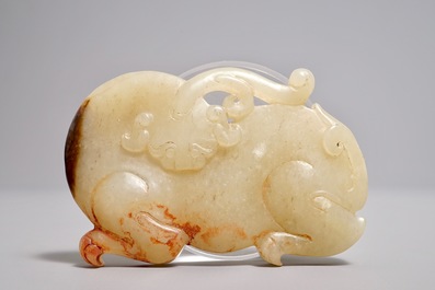 Un mod&egrave;le d'un animal mythique en jade tach&eacute; de style Ming, 19/20&egrave;me