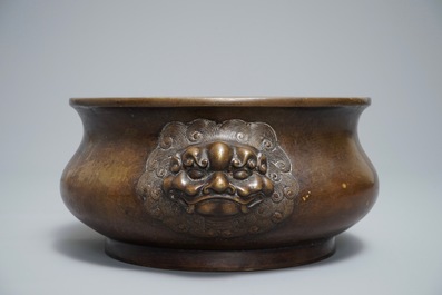 Un br&ucirc;le-parfum en bronze aux t&ecirc;tes de lion, marque de Xuande, 19/20&egrave;me