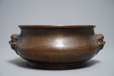 Un br&ucirc;le-parfum en bronze aux t&ecirc;tes de lion, marque de Xuande, 19/20&egrave;me