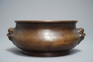 Un br&ucirc;le-parfum en bronze aux t&ecirc;tes de lion, marque de Xuande, 19/20&egrave;me