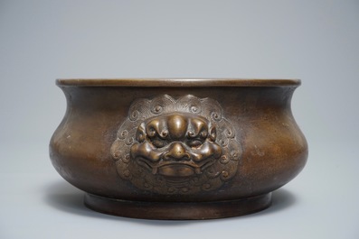Un br&ucirc;le-parfum en bronze aux t&ecirc;tes de lion, marque de Xuande, 19/20&egrave;me