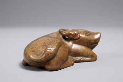 Un presse-papiers en bronze en forme de buffle, Chine, 18/19&egrave;me