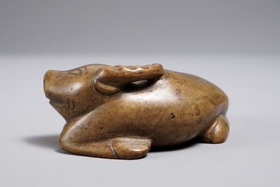 Un presse-papiers en bronze en forme de buffle, Chine, 18/19&egrave;me