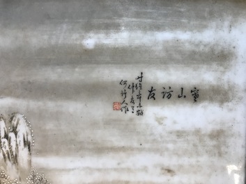 Un &eacute;cran de table en bois sculpt&eacute; mont&eacute; d'une plaque &agrave; d&eacute;cor d'un paysage hivernale d'apr&egrave;s He Xuren, 20&egrave;me
