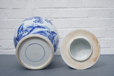 Un vase couvert en porcelaine de Chine bleu et blanc &agrave; d&eacute;cor d'animaux mythiques, Kangxi