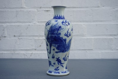 Un vase en porcelaine de Chine bleu et blanc &agrave; d&eacute;cor d'un qilin, Kangxi