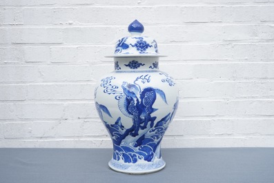 Un vase couvert en porcelaine de Chine bleu et blanc &agrave; d&eacute;cor d'animaux mythiques, Kangxi