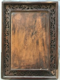 Un &eacute;cran de table en bois sculpt&eacute; mont&eacute; d'une plaque &agrave; d&eacute;cor d'un paysage hivernale d'apr&egrave;s He Xuren, 20&egrave;me