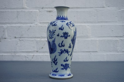Un vase en porcelaine de Chine bleu et blanc &agrave; d&eacute;cor d'un qilin, Kangxi