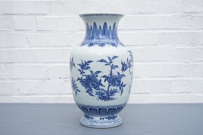Een Chinese blauwwitte vaas met 'sanduo' decor, 19/20e eeuw