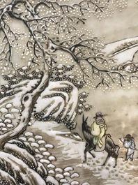 Un &eacute;cran de table en bois sculpt&eacute; mont&eacute; d'une plaque &agrave; d&eacute;cor d'un paysage hivernale d'apr&egrave;s He Xuren, 20&egrave;me