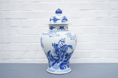Un vase couvert en porcelaine de Chine bleu et blanc &agrave; d&eacute;cor d'animaux mythiques, Kangxi