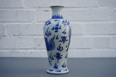 Un vase en porcelaine de Chine bleu et blanc &agrave; d&eacute;cor d'un qilin, Kangxi