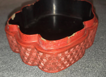 Une bo&icirc;te couverte en laque de Chine en forme d'une main de Bouddha, 18/19&egrave;me