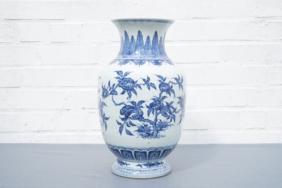Een Chinese blauwwitte vaas met 'sanduo' decor, 19/20e eeuw