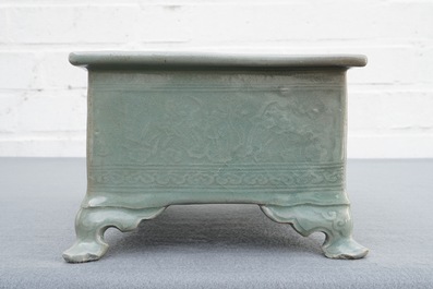 A Chinese celadon jardini&egrave;re and a Korean dragon-handle cup, 19th C.