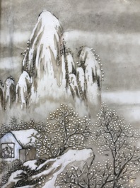 Un &eacute;cran de table en bois sculpt&eacute; mont&eacute; d'une plaque &agrave; d&eacute;cor d'un paysage hivernale d'apr&egrave;s He Xuren, 20&egrave;me