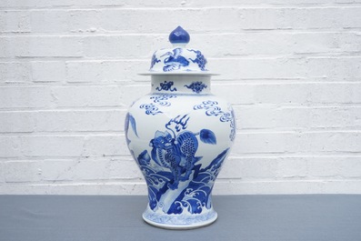 Un vase couvert en porcelaine de Chine bleu et blanc &agrave; d&eacute;cor d'animaux mythiques, Kangxi