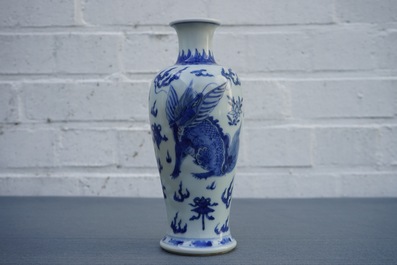 Un vase en porcelaine de Chine bleu et blanc &agrave; d&eacute;cor d'un qilin, Kangxi