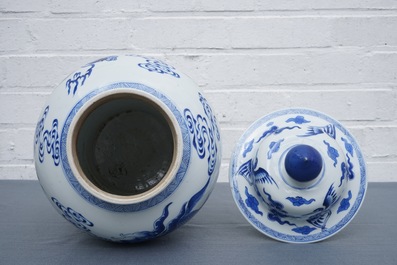 Un vase couvert en porcelaine de Chine bleu et blanc &agrave; d&eacute;cor d'animaux mythiques, Kangxi