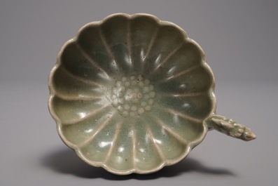 A Chinese celadon jardini&egrave;re and a Korean dragon-handle cup, 19th C.