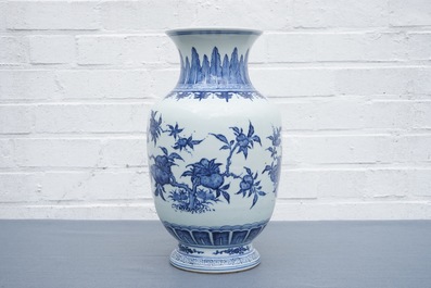 Een Chinese blauwwitte vaas met 'sanduo' decor, 19/20e eeuw