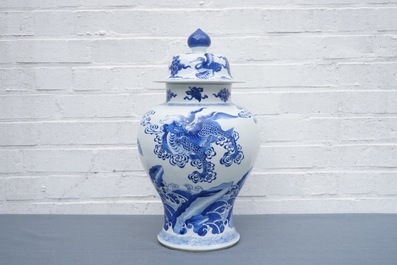 Un vase couvert en porcelaine de Chine bleu et blanc &agrave; d&eacute;cor d'animaux mythiques, Kangxi