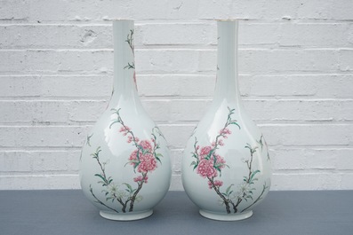 Une paire de grands vases de forme bouteille en porcelaine de Chine famille rose, 19/20&egrave;me