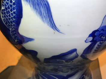 Un vase couvert en porcelaine de Chine bleu et blanc &agrave; d&eacute;cor d'animaux mythiques, Kangxi