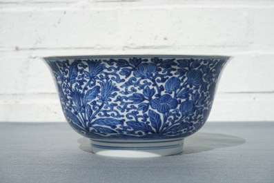 Een Chinese blauwwitte kom met floraal decor, Kangxi merk en periode
