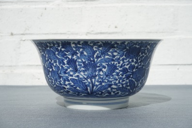 Een Chinese blauwwitte kom met floraal decor, Kangxi merk en periode