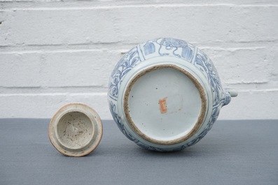 Un pot &agrave; vin et son couvercle en porcelaine de Chine bleu et blanc de type kraak, Wanli