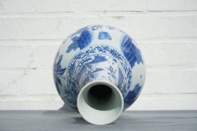 Een Chinese blauwwitte flesvormige vaas met figuratief decor rondom, Transitie periode