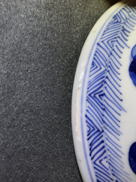 Un vase couvert en porcelaine de Chine bleu et blanc &agrave; d&eacute;cor d'animaux mythiques, Kangxi