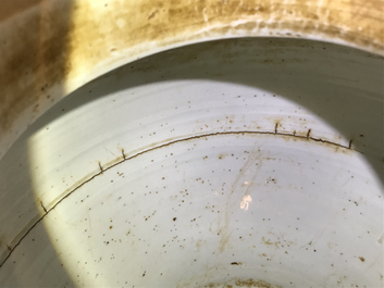 Un vase couvert en porcelaine de Chine bleu et blanc &agrave; d&eacute;cor d'animaux mythiques, Kangxi
