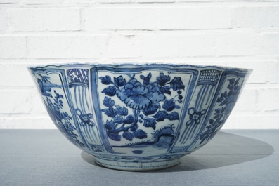 A large Chinese blue and white kraak porcelain bowl with a tiger, Wanli