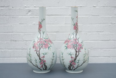 Une paire de grands vases de forme bouteille en porcelaine de Chine famille rose, 19/20&egrave;me