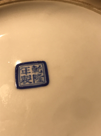 Een paar Chinese famille rose vazen met lavendel fondkleur, Qianlong merk, Republiek, 20e eeuw